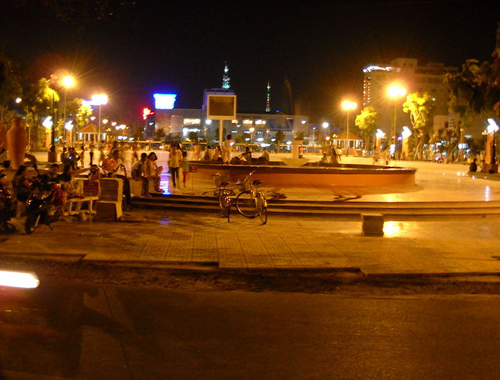 La place centrale dans la nuit